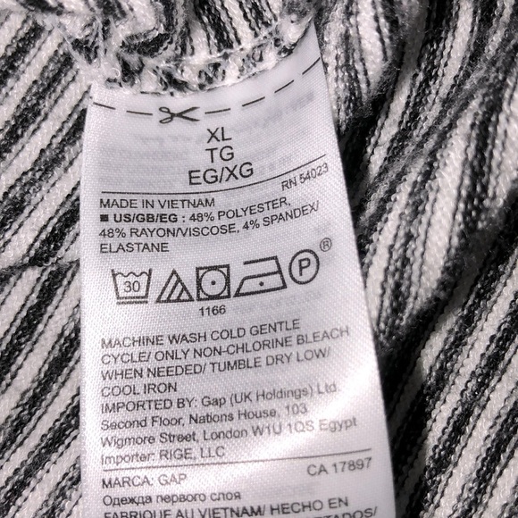 Gap size XLarge black striped cold shoulder top - Picture 4 of 4